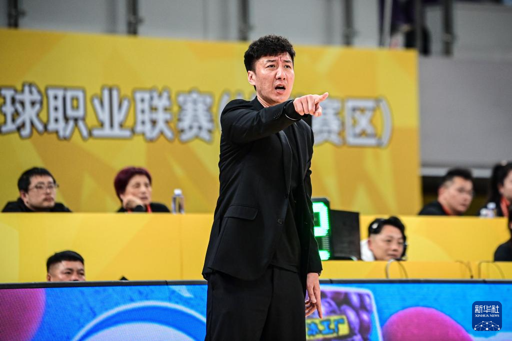 乐鱼官网-下课主帅+1！韩硕辞任四川男篮主教练，本赛季至今无一胜绩